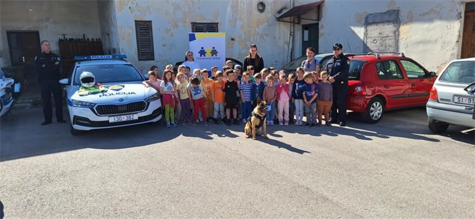 Djeca iz vrtića Blažena Hozana posjetila policiju, oduševio ih pas tragač/napadač Thanos-Tigar