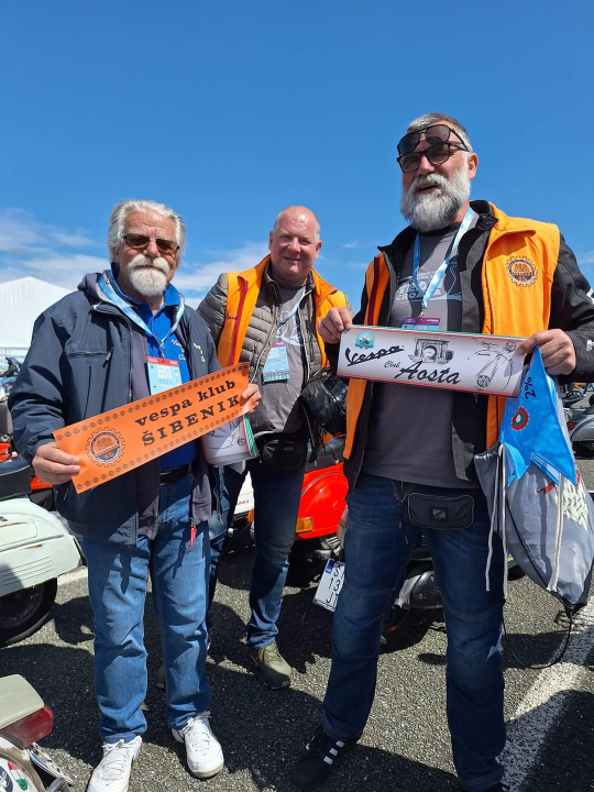 Članovi VK Šibenik sudjelovali na svečanoj povorci Vespa World Days 2024.