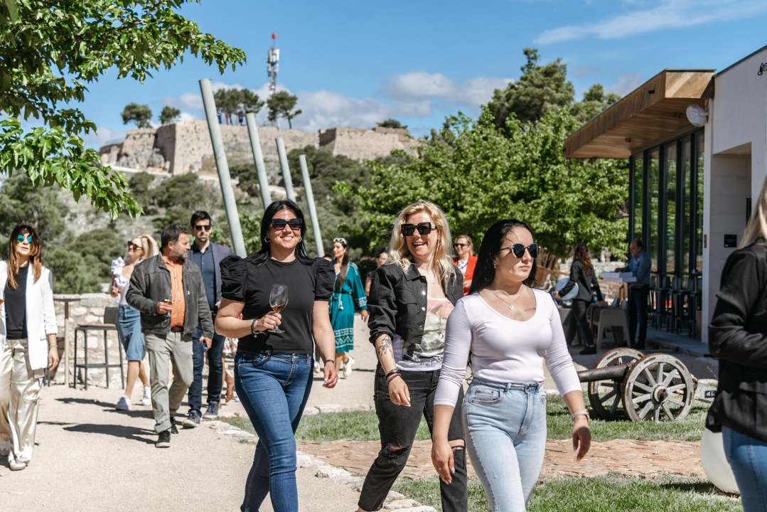 Zagrijavanje na tvrđavi Barone: Kandidatkinje za najljepšu mamu Hrvatske zabavljale se na šibenskom kaštelu