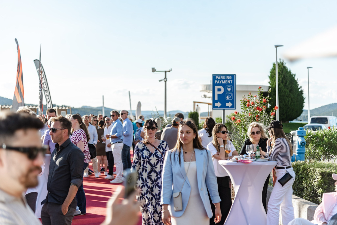 Spoj ekskluzivnih jahti i isto takvih automobila u marini u Mandalini