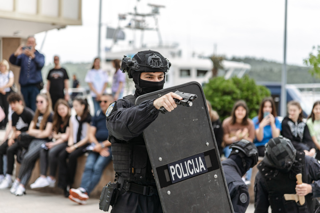 Policajci 'zauzeli' trg ispred Županije kako bi prezentirali svoje zanimanje