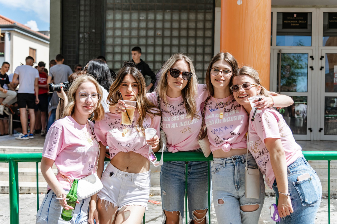 Šibenski maturanti opraštaju se od škole: Slave uz domaće hitove, a budućnost vide vani