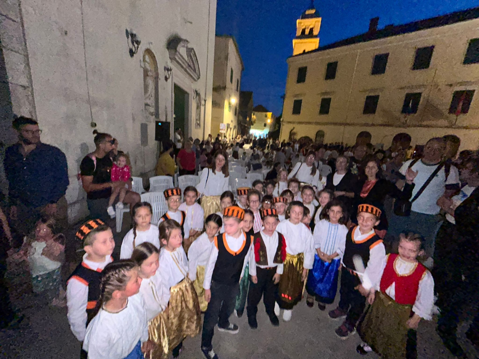'Balarinci' iz DV Šibenske masline i Smilja nastupili na 1. smotri dječjeg folklora u Skradinu  