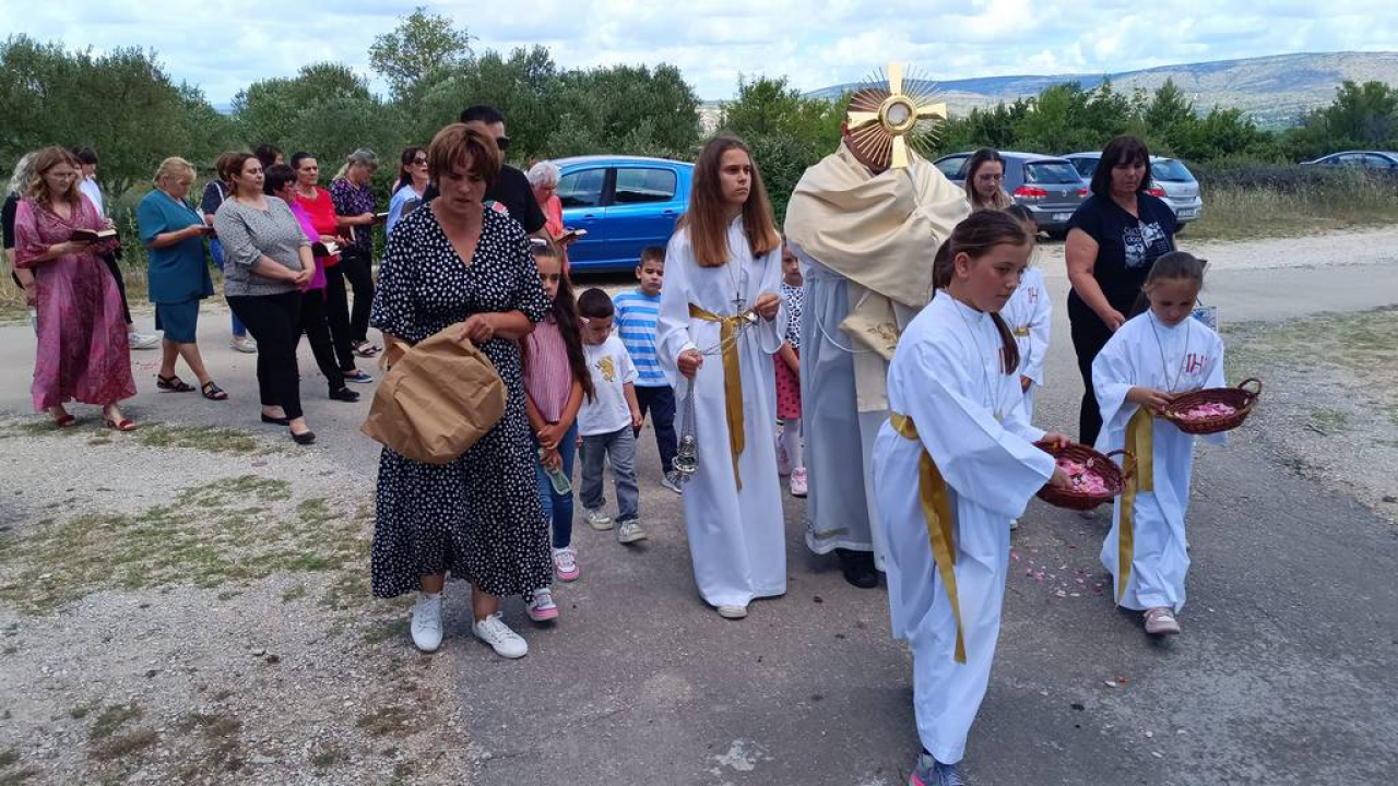 Svečanim misnim slavljem proslavljen blagdan Tijelova u Vukšiću
