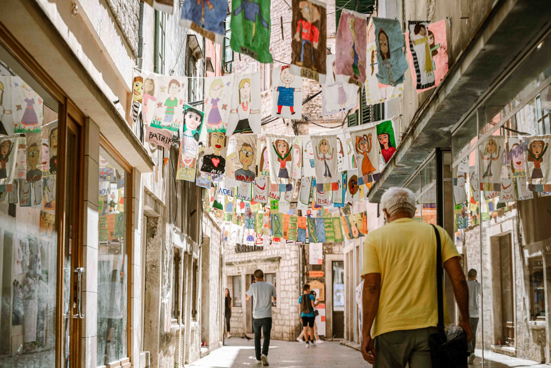 Prvi vjesnici MDF-a na šibenskim ulicama, zastavice kao znak najveselijeg doba  