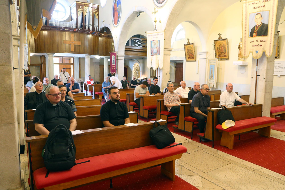 Svećenici Šibenske biskupije okupili se u Primoštenu