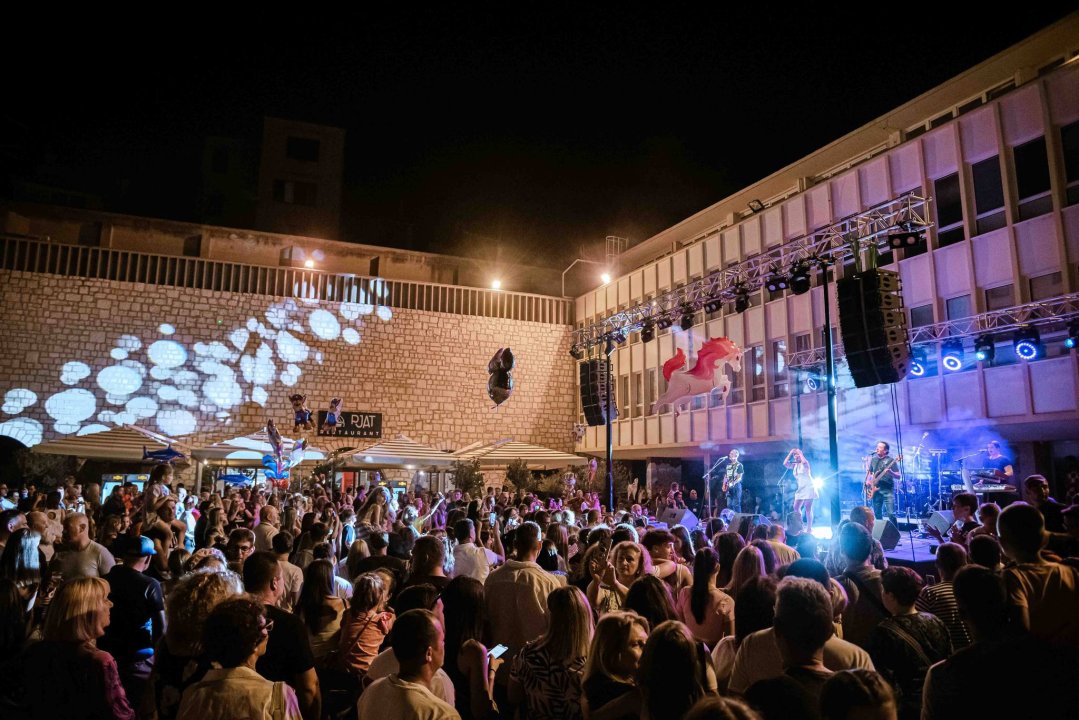 Šibenska noć izvukla ljude u grad, a zabavljao ih je Magazin dobrim starim hitovima