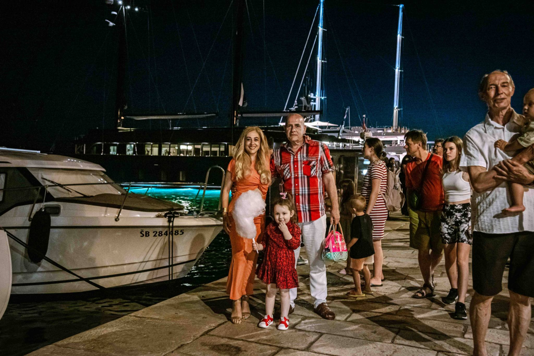 Šibenska noć izvukla ljude u grad, a zabavljao ih je Magazin dobrim starim hitovima