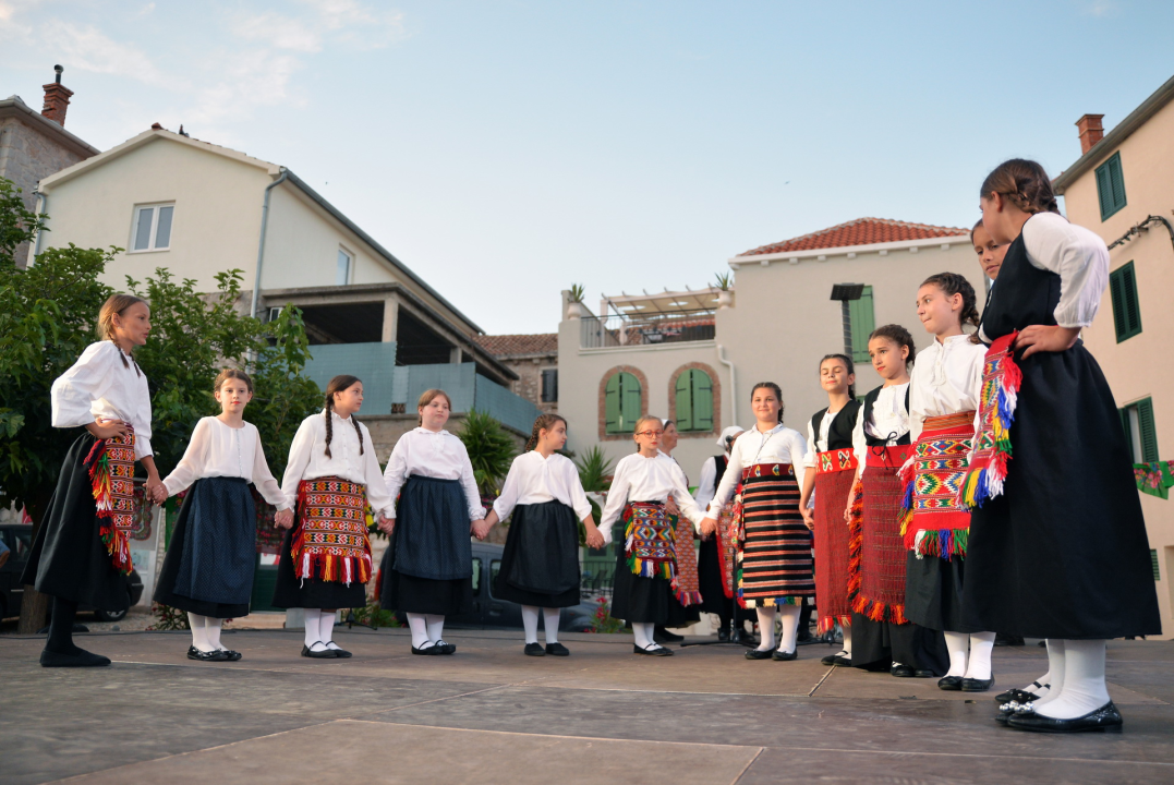 Manifestacijom koja je okupila 500 sudionika Betinjani pokazali ljubav prema tradiciji