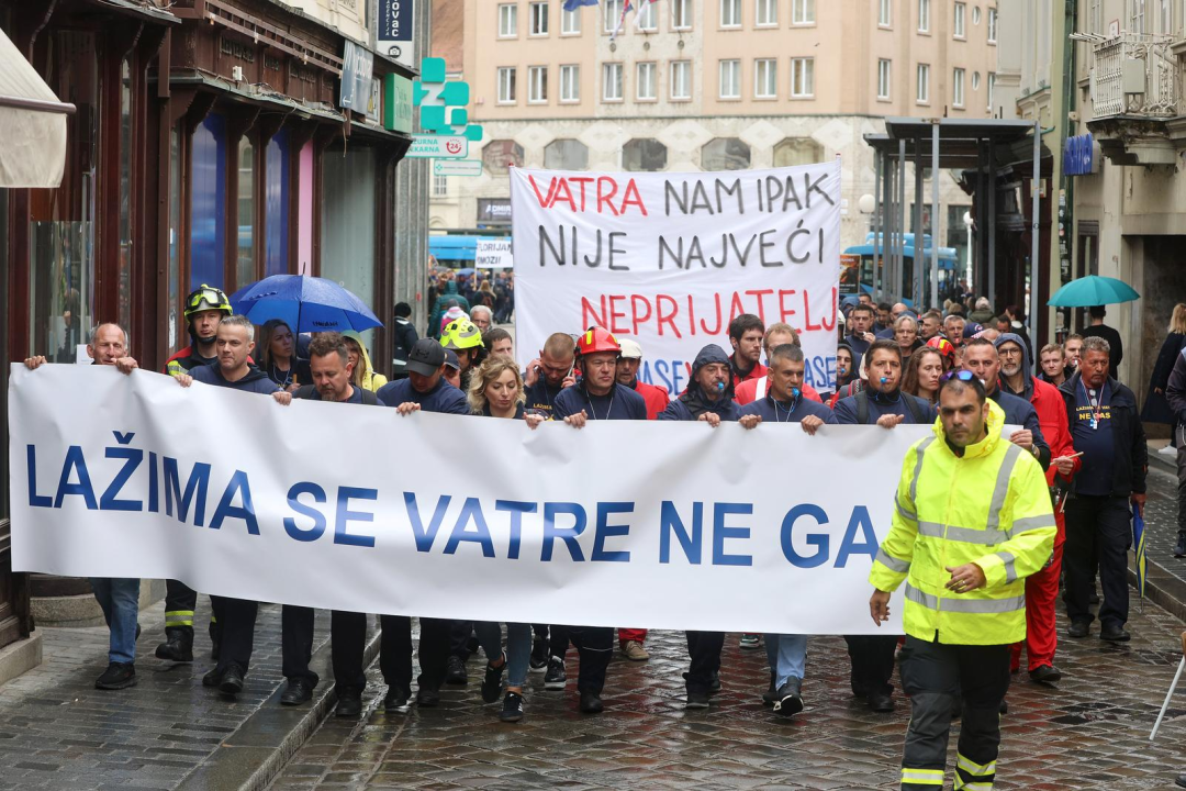 Hrvatsku bi usred sezone požara mogao dočekati štrajk vatrogasaca, problem su plaće