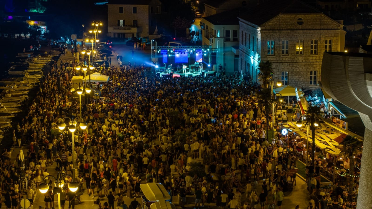 Jelena Rozga održala koncert za pamćenje pred prepunom rivom u Vodicama