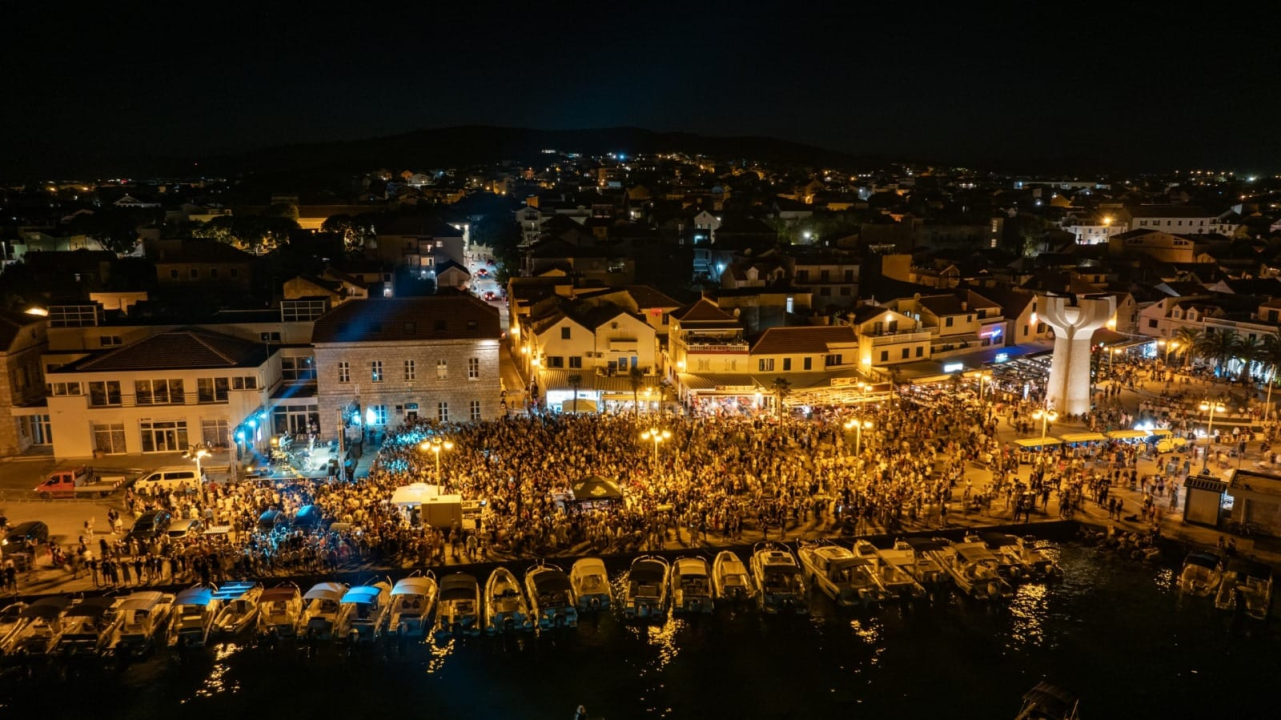 Jelena Rozga održala koncert za pamćenje pred prepunom rivom u Vodicama