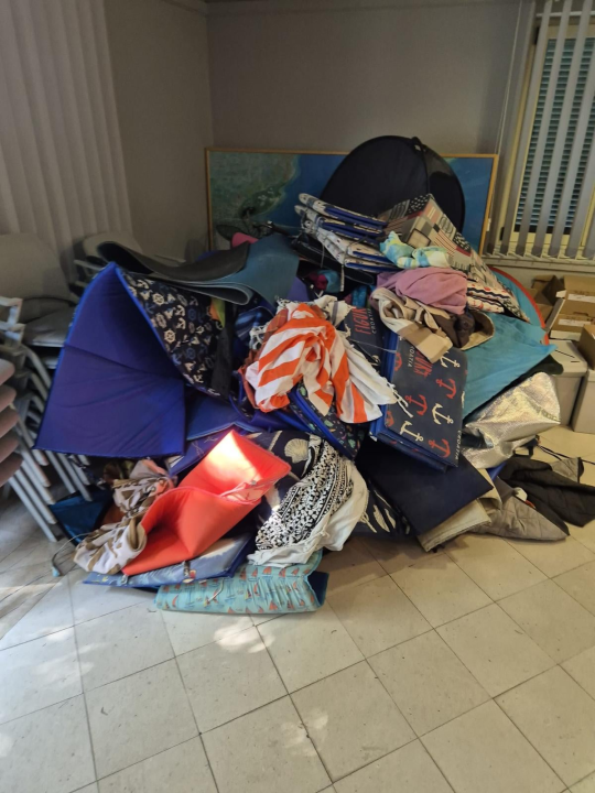 Vodički komunalci pokupili sve ručnike kojima kupači rezerviraju mjesto na plaži