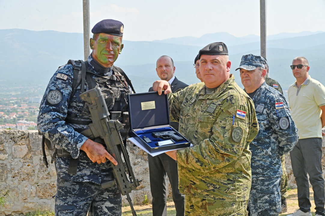 Dolaskom na kninsku tvrđavu završena obuka hrvatskih vojnika: 'Podigli smo zastavu, srce je puno ponosa'