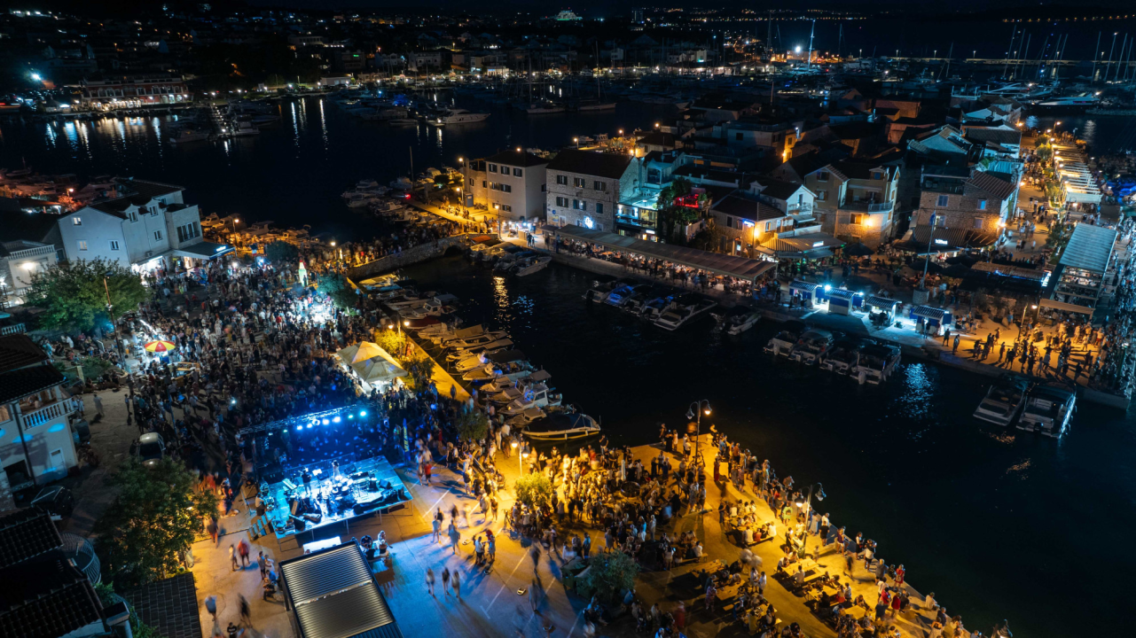 Vodički portal ima odlične fotke sa sinoćnje fešte u Tribunju i štos sugestiju načelniku 