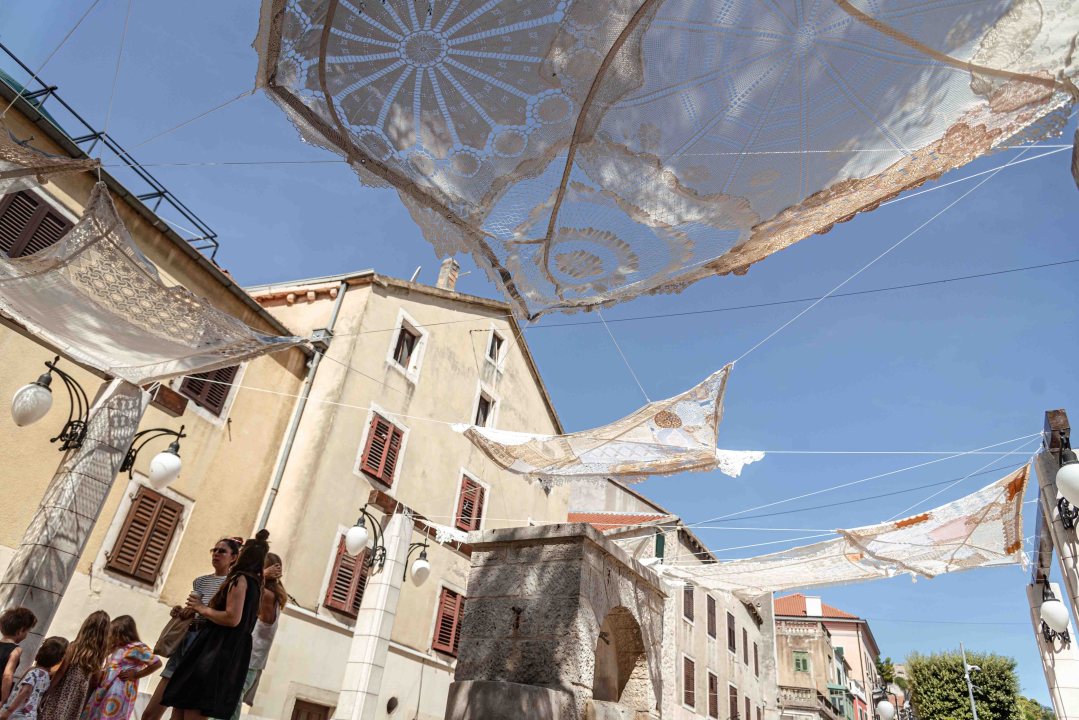 Od danas na Starom pazaru vam ženski ručni rad pruža hlad: 'Neka ovo postane mjesto druženja'