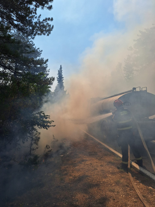 Gori iznad Roškog slapa, požar u zaleđu Skradina i dalje aktivan: Na terenu je 159 vatrogasaca