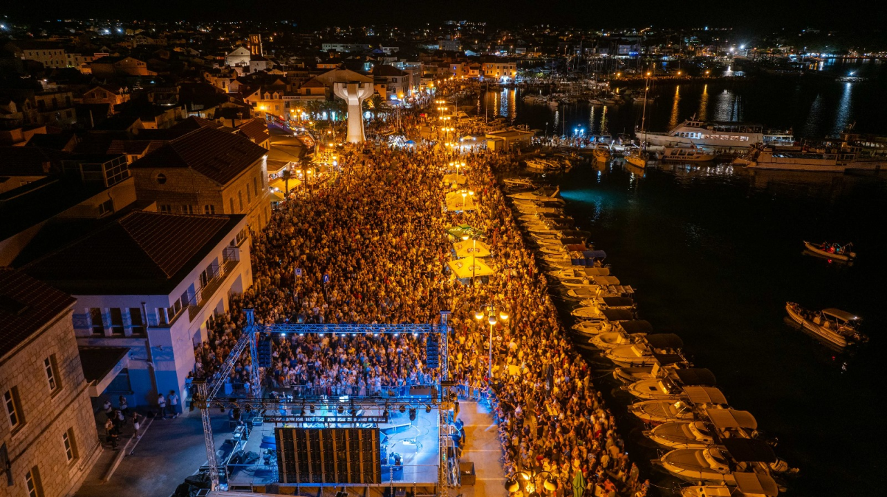 Vodička fešta okupila rekordan broj ljudi: Iće i piće, Mile Perkov, Fenixi, Spectrum i legendarni Petar Grašo