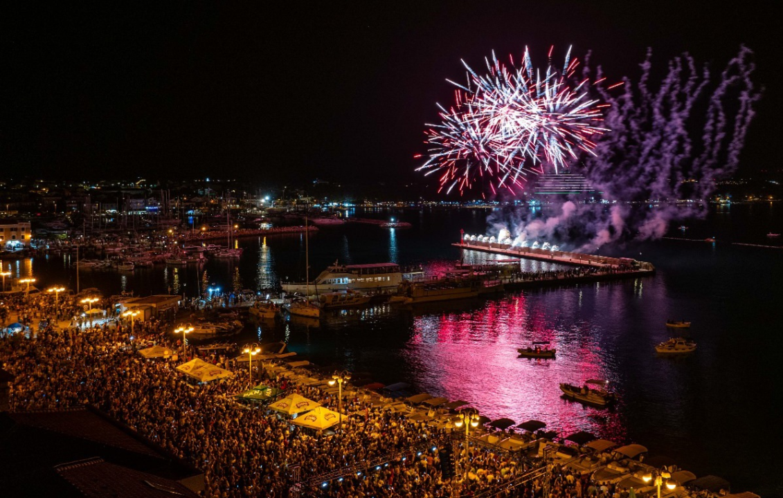 Vodička fešta okupila rekordan broj ljudi: Iće i piće, Mile Perkov, Fenixi, Spectrum i legendarni Petar Grašo