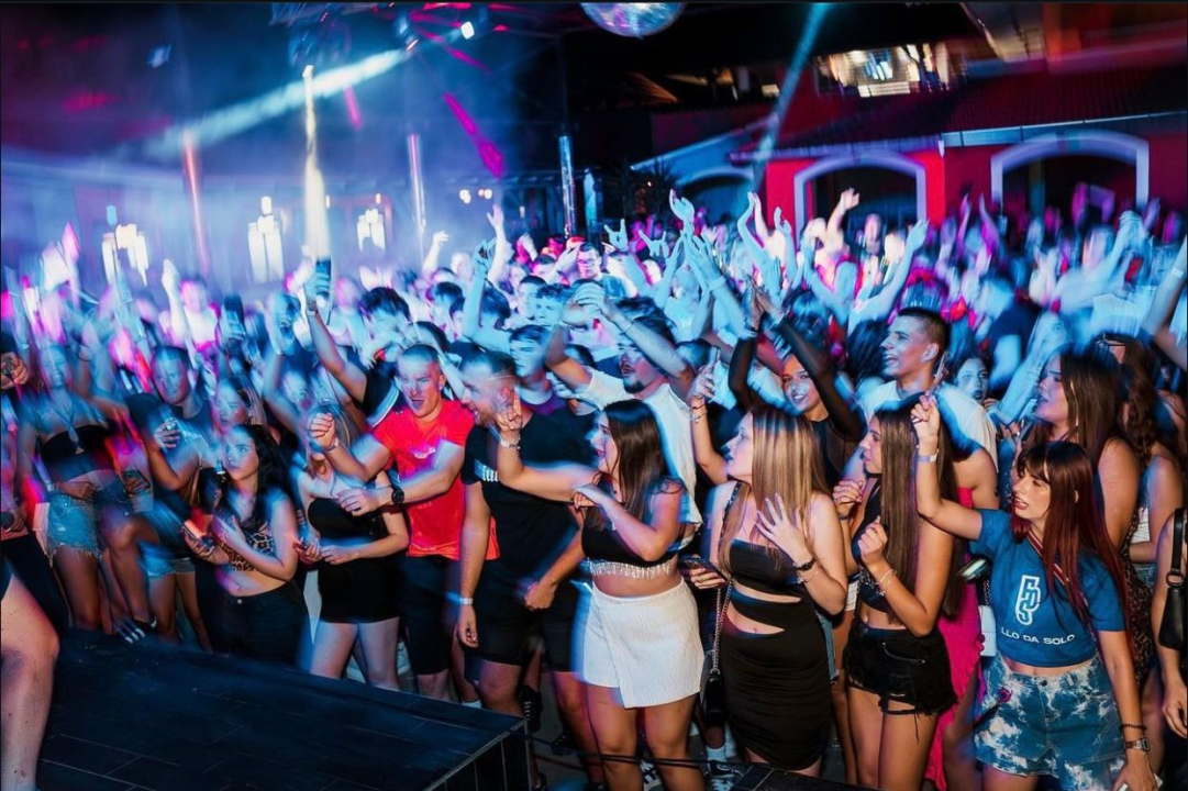 Aca Lukas će razgaliti publiku u vodičkoj Haciendi! 