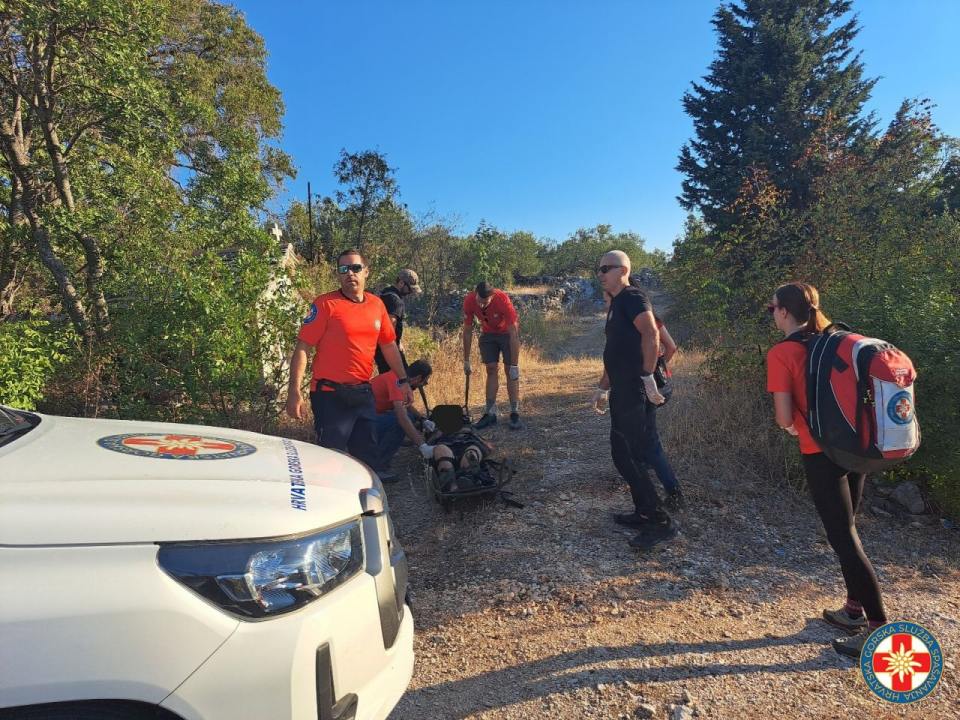 Šibenski HGSS-ovci spasili dementnu staricu u primoštenskom zaleđu
