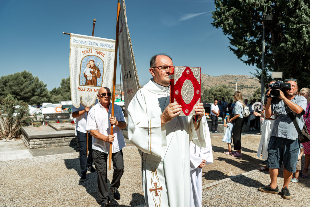 Velik broj vjernika okupio se u marijanskom svetištu u Vrpolju: Misu predvodio biskup Rogić