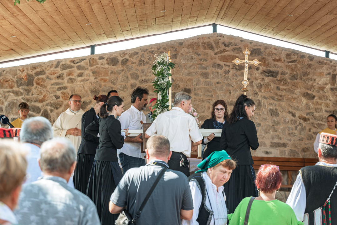 Velik broj vjernika okupio se u marijanskom svetištu u Vrpolju: Misu predvodio biskup Rogić