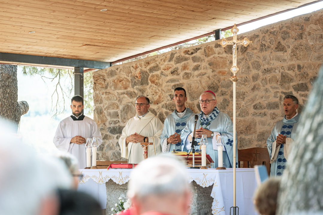 Velik broj vjernika okupio se u marijanskom svetištu u Vrpolju: Misu predvodio biskup Rogić