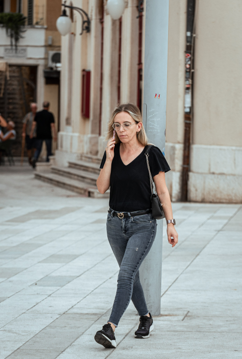 Modne kombinacije koje najavljuju šibensku jesen: Evo što su ovih dana nosile lijepe dame iz đira