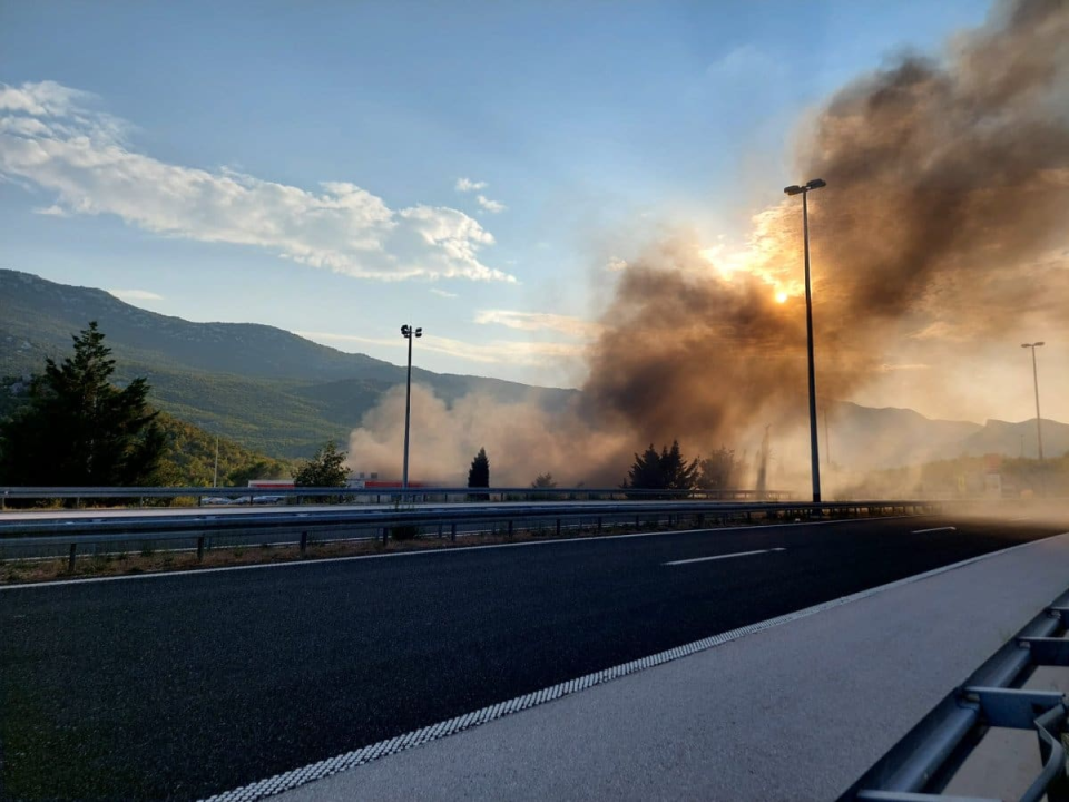 Jedna osoba poginula u požaru na A1 na odmorištu Mosor
