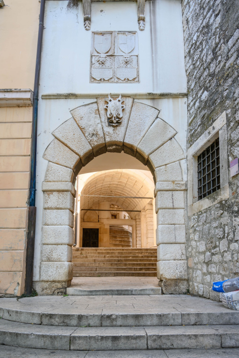 Splitski studenti obnavljaju dva portala u Šibeniku