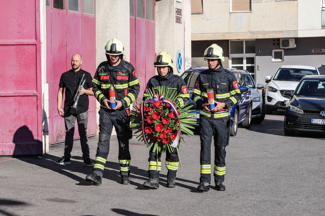 Položeni vijenci za vatrogasce poginule u Domovinskom ratu