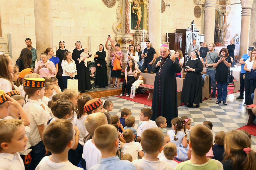 Ususret Danu Grada i Biskupije, djeca posjetila katedralu: Uručena priznanja za najbolje dječje radove