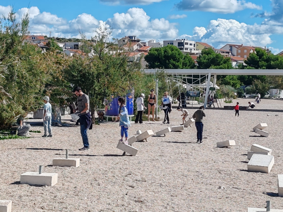 Veliki odaziv na akciju čišćenja plaže Rezalište: Sudionici svih generacija ujedinjeni za čistu obalu