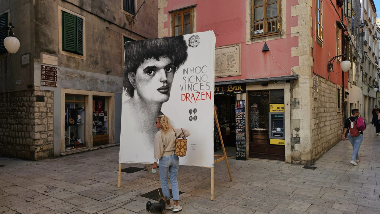 Poznati šibenski umjetnik u centru grada postavio veliki Draženov portret
