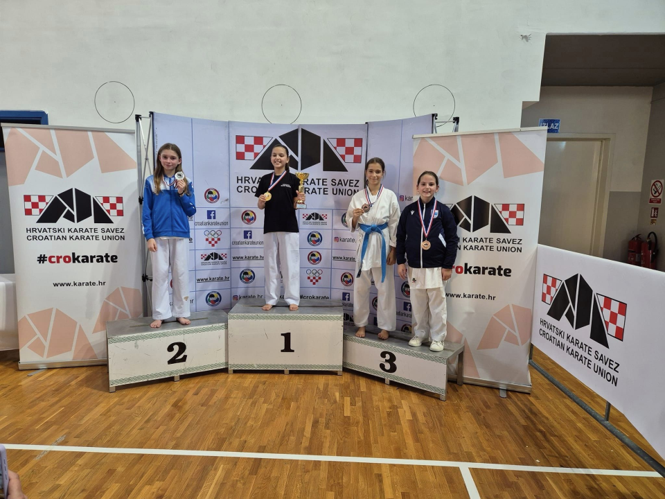 Tri zlata za KK Phoenix na Prvenstvu Hrvatske, Lovre Slavica donio državno zlato u Murter