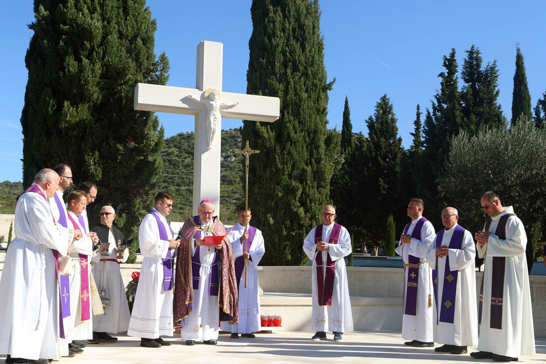 Biskup Rogić predvodio misu na gradskom groblju Kvanj