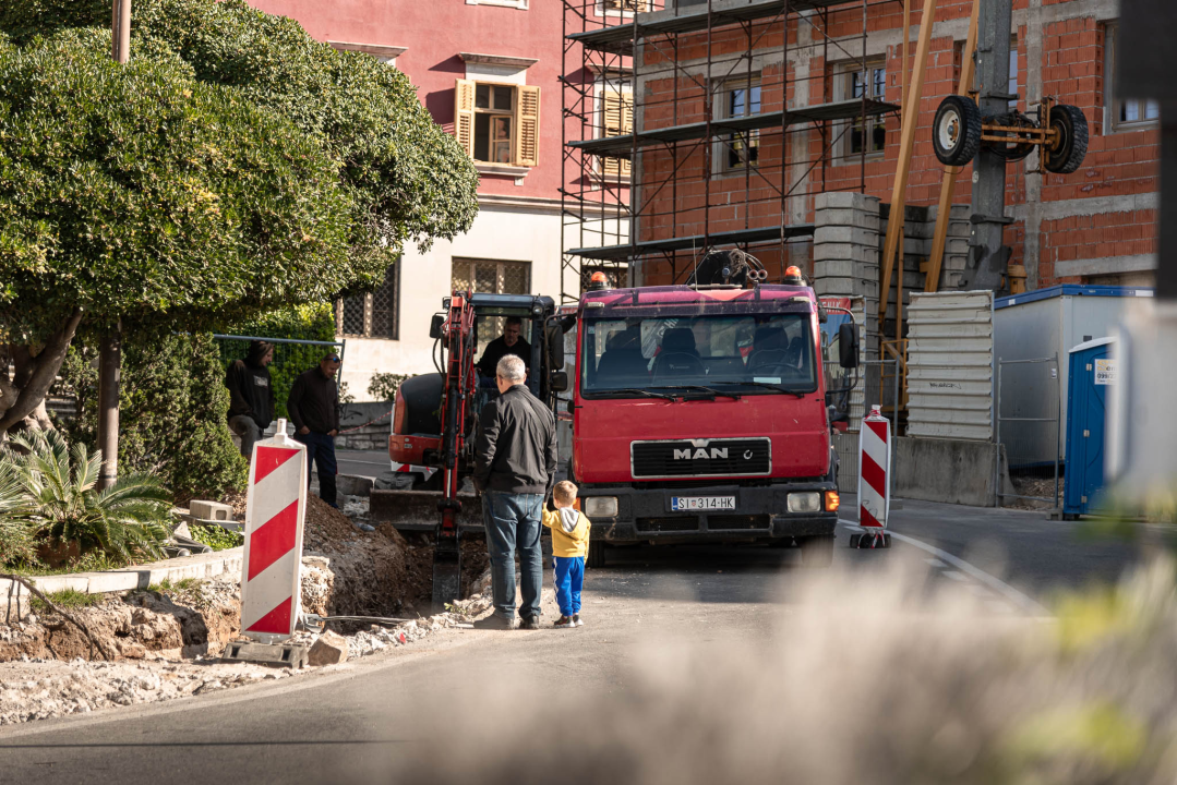 Pogledajte kako napreduju radovi na uređenju nogostupa ispod đardina u Nazorovoj ulici: Kamen umjesto betona