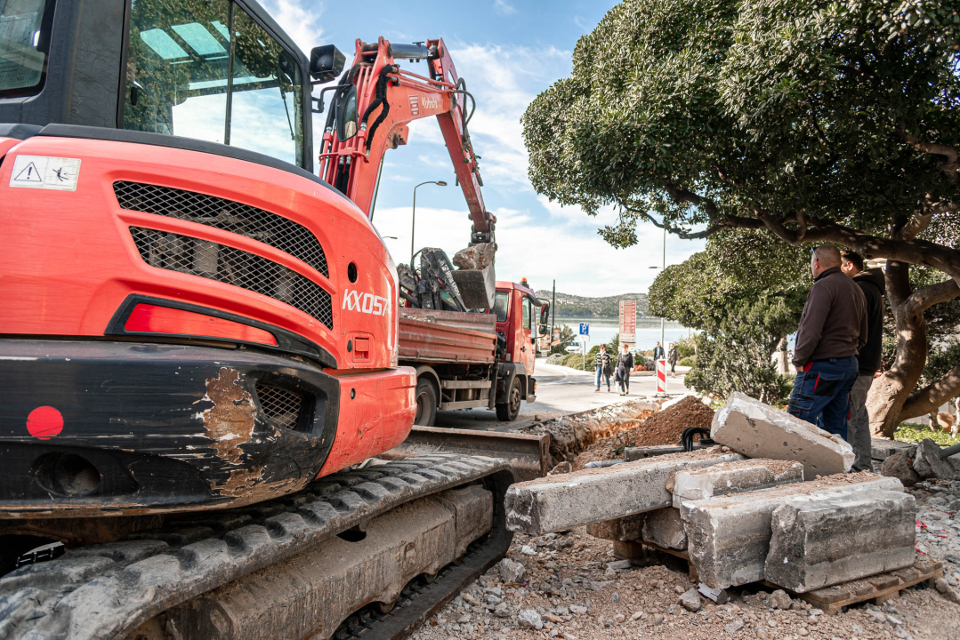 Pogledajte kako napreduju radovi na uređenju nogostupa ispod đardina u Nazorovoj ulici: Kamen umjesto betona
