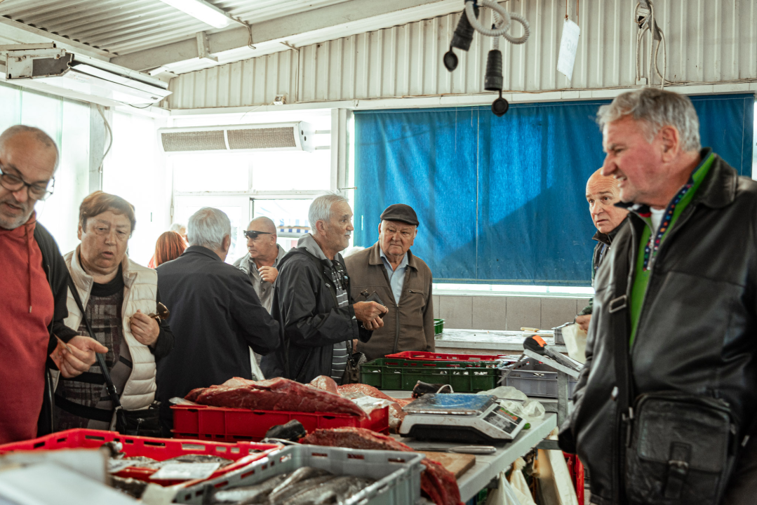 Prepuni banci na šibenskoj peškariji, kupaca ne fali, ali bira se jeftinije