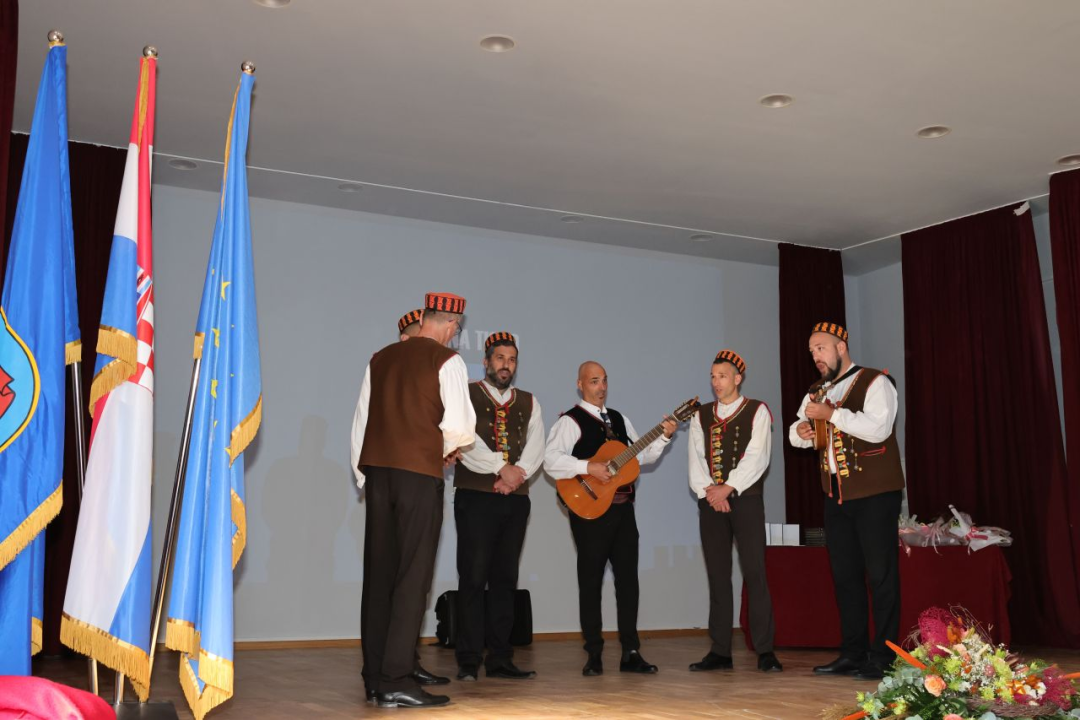 Održana svečana sjednica Općine Tisno, zaslužnim pojedincima uručene nagrade