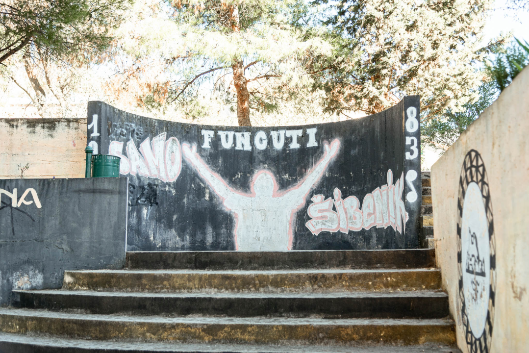 Šibenik diše narančasto: Kvartovi postaju galerije za navijačku umjetnost (2. dio)