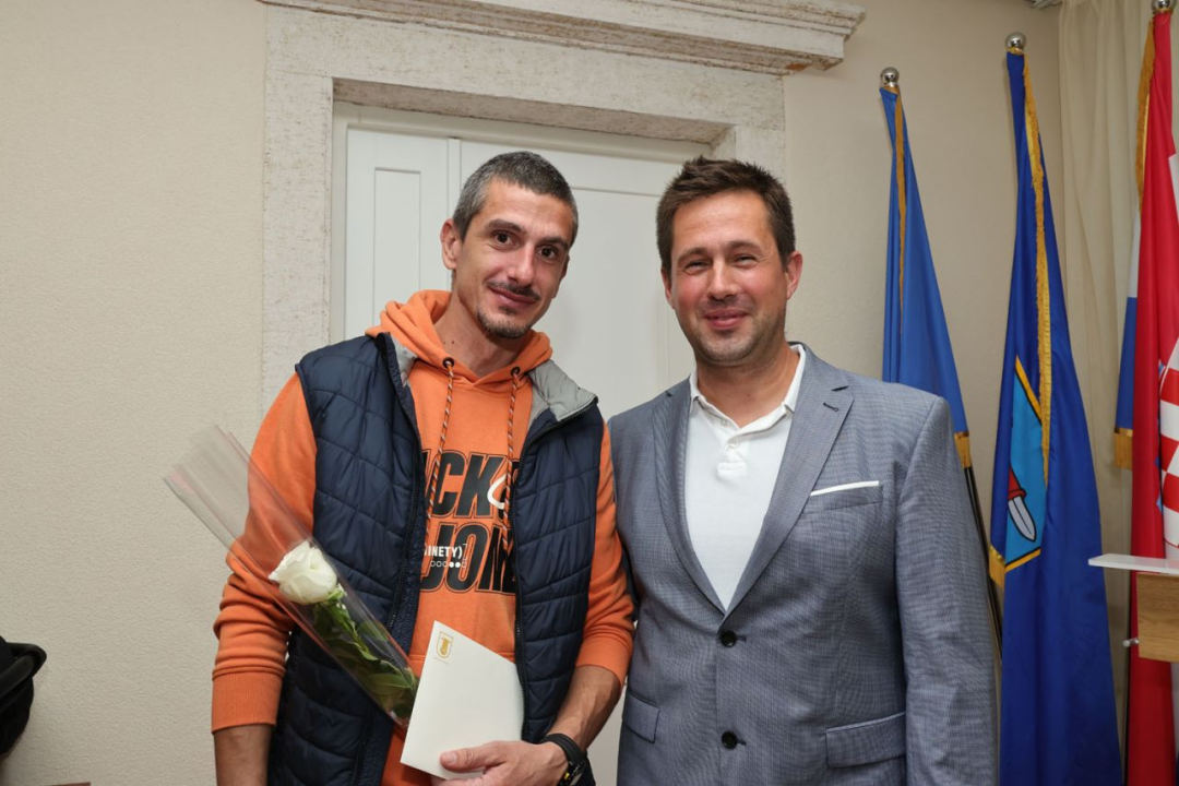 Općina Tisno dodijelila novčanu potporu za 27 vjenčanih parova i novorođenu djecu