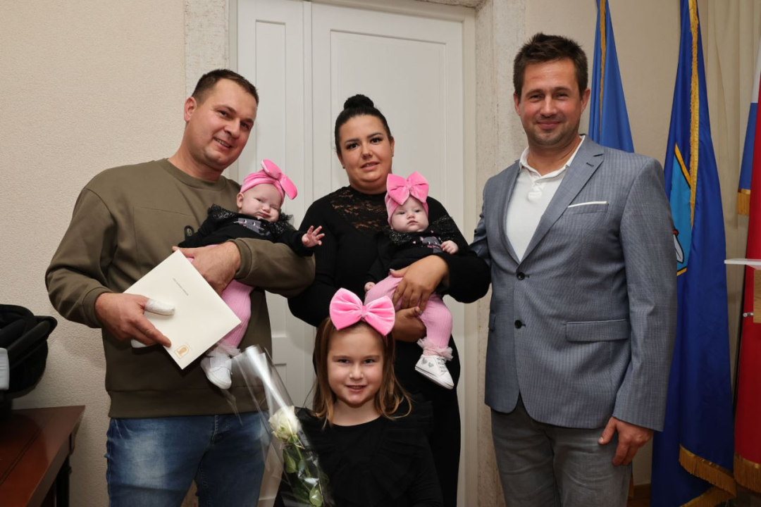 Općina Tisno dodijelila novčanu potporu za 27 vjenčanih parova i novorođenu djecu