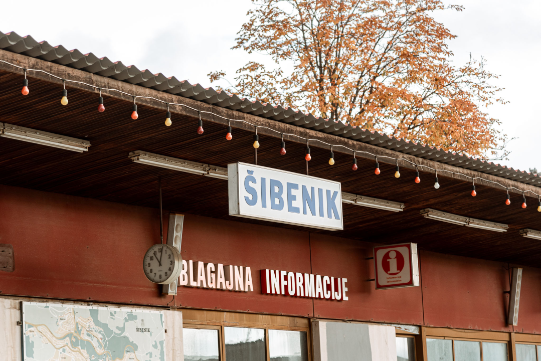 Crtica sa šibenskog željezničkog kolodvora: Nije nešto prometan, ali je zato jako fotogeničan 