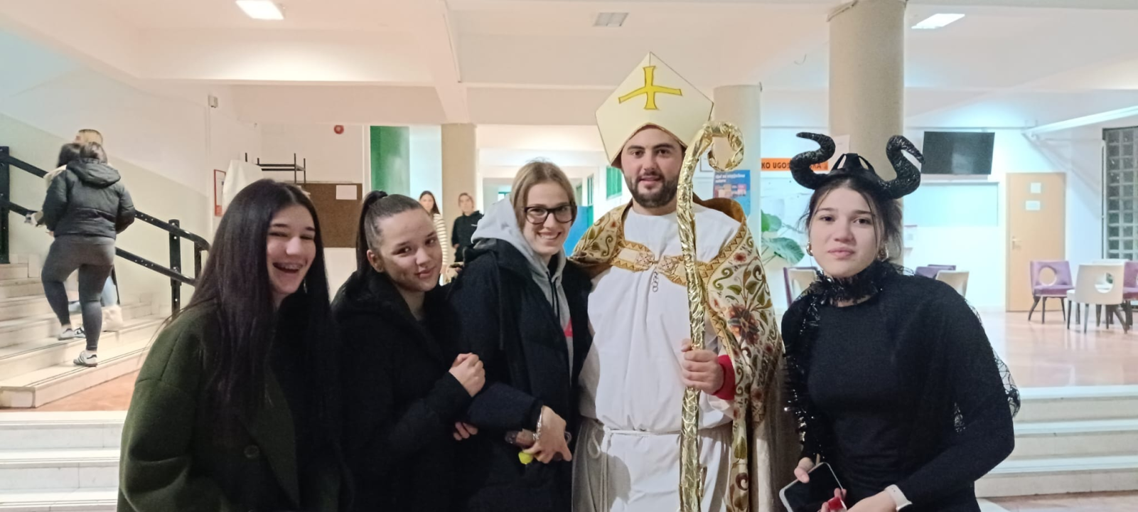 Sveti Nikola i Krampus posjetili učenike i djelatnike Medicinske škole