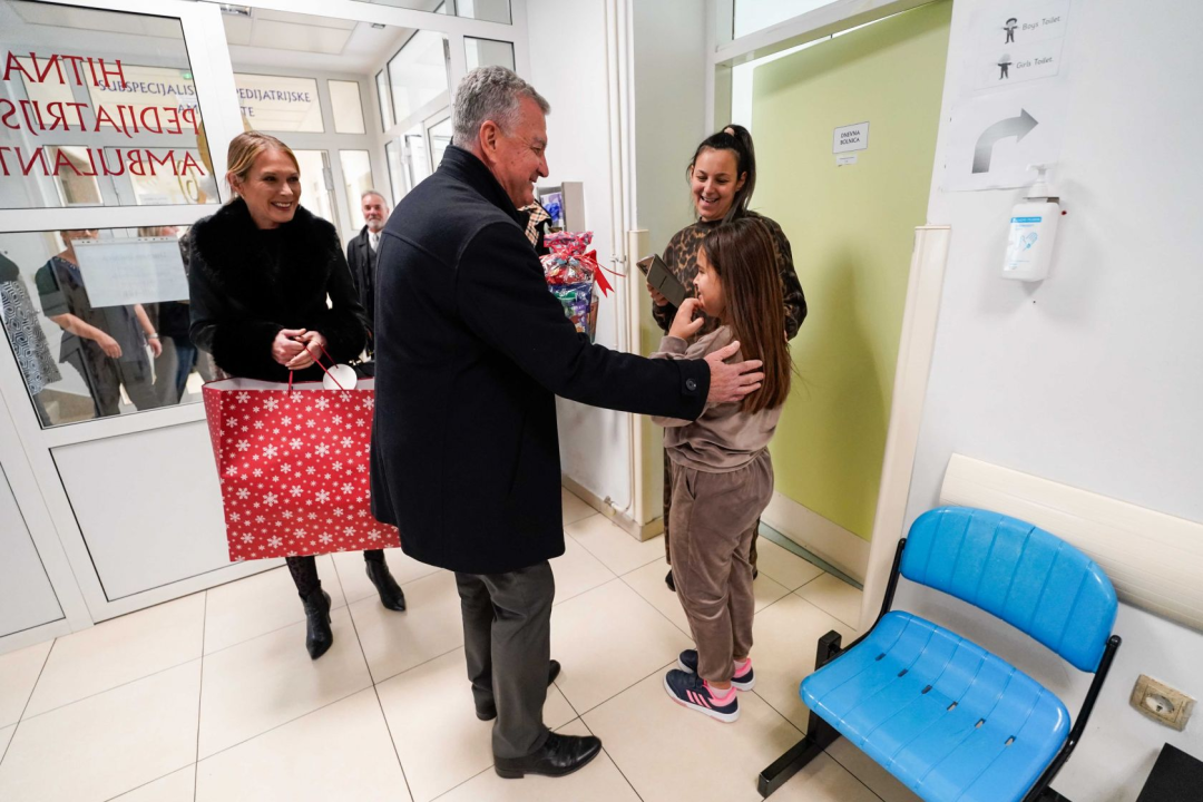  Burić u pratnji sv. Nikole razveselio mališane na šibenskoj pedijatriji