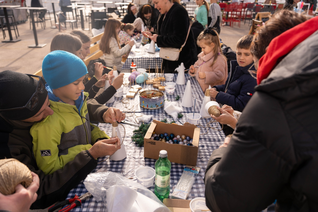 Toplina i zajedništvo: Kninski mališani na radionici izradili božićne borove