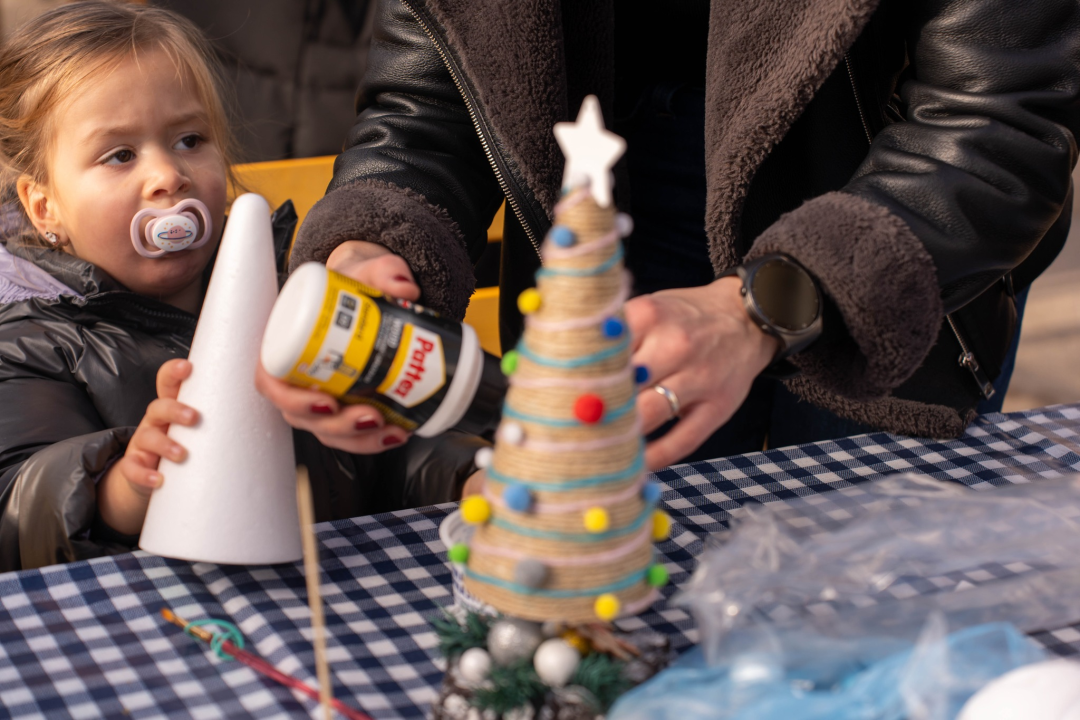 Toplina i zajedništvo: Kninski mališani na radionici izradili božićne borove