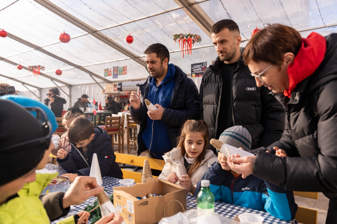 Toplina i zajedništvo: Kninski mališani na radionici izradili božićne borove